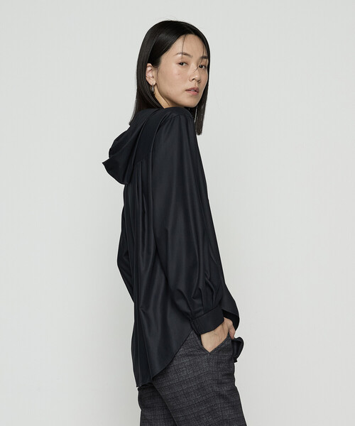 Gabardine K.T(ギャバジンケーティー)の「マイクロスパン フード付きブラウス(シャツ/ブラウス・レディース・ライトグレー/ブラック/オフホワイト・9号)」の1枚目の写真