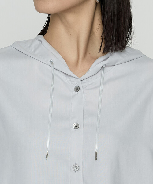 Gabardine K.T(ギャバジンケーティー)の「マイクロスパン フード付きブラウス(シャツ/ブラウス・レディース・ライトグレー/ブラック/オフホワイト・9号)」の4枚目の写真