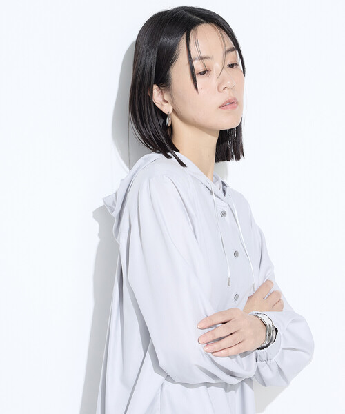 Gabardine K.T(ギャバジンケーティー)の「マイクロスパン フード付きブラウス(シャツ/ブラウス・レディース・ライトグレー/ブラック/オフホワイト・9号)」の17枚目の写真