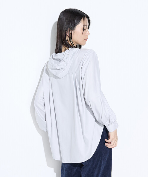 Gabardine K.T(ギャバジンケーティー)の「マイクロスパン フード付きブラウス(シャツ/ブラウス・レディース・ライトグレー/ブラック/オフホワイト・9号)」の18枚目の写真