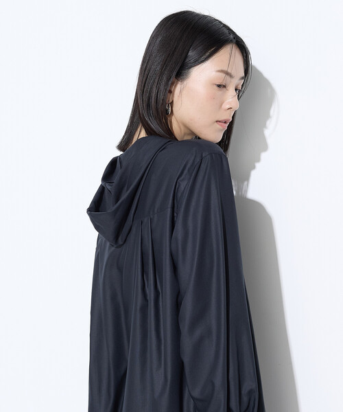 Gabardine K.T(ギャバジンケーティー)の「マイクロスパン フード付きブラウス(シャツ/ブラウス・レディース・ライトグレー/ブラック/オフホワイト・9号)」の22枚目の写真