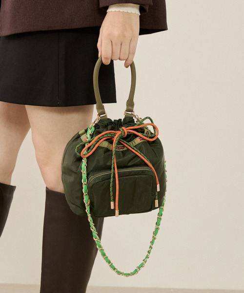 LeSportsac（レスポートサック）の「W DRAWSTRING CHAIN BAG ガイアフレームCD（ショルダーバッグ・レディース・グリーン・FREE）」の2枚目の写真