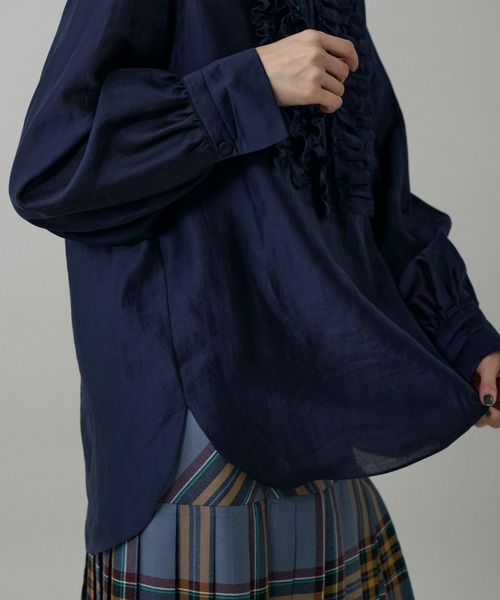 INED（イネド）の「ミクスチャー分繊 ラッフルブラウス（シャツ/ブラウス・レディース・アイボリー/ネイビー・9号/11号）」の3枚目の写真