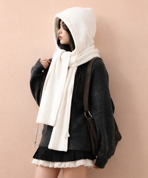 Chiina(チーナ)の「Chiina/ニットフードマフラー(ニットキャップ/ビーニー・レディース・グレー/レッド/ブルー/ブラック/ホワイト/ブラウン/ミント・FREE)」の2枚目の写真