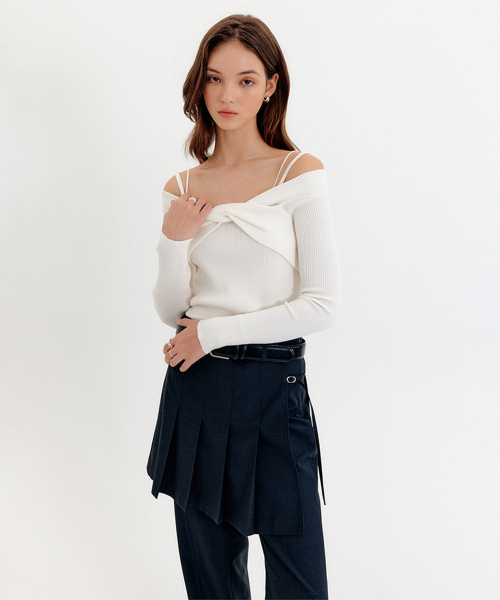 LOOKAST(ルックキャスト)の「リナストリングオフショルダーニット_アイボリー(ニット/セーター・レディース・アイボリー・SMALL/MEDIUM)」の1枚目の写真