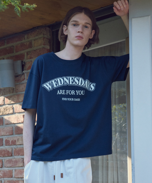 WEDNESDAY OASIS(ウェンズデーオアシス)の「シグネチャーカーブロゴ半袖Tシャツ_NAVY(W25-TP21)(Tシャツ/カットソー・メンズ・ネイビー・MEDIUM/LARGE)」の1枚目の写真