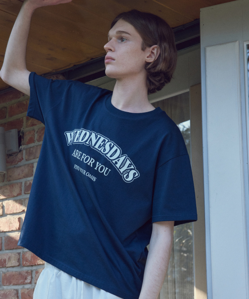 WEDNESDAY OASIS(ウェンズデーオアシス)の「シグネチャーカーブロゴ半袖Tシャツ_NAVY(W25-TP21)(Tシャツ/カットソー・メンズ・ネイビー・MEDIUM/LARGE)」の2枚目の写真