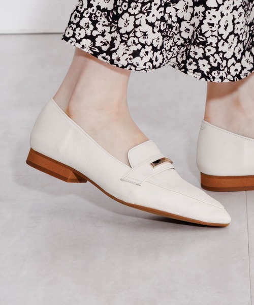 HIMIKO(ヒミコ)の「【HIMIKO】メタルバーポインテッドローファー/661101(ローファー・レディース・アイボリー/ブラック/ブルー・26.5cm/26.0cm/25.5cm/25.0cm/24.5cm/24.0cm/23.5cm/23.0cm/22.5cm/22.0cm/21.5cm)」の2枚目の写真