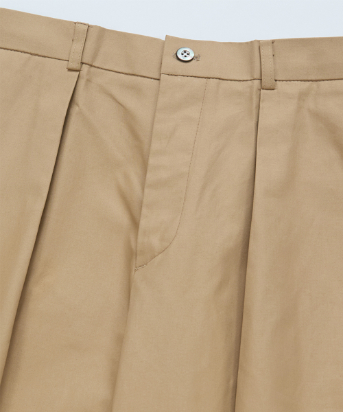 BELLIEF（ベリーフ）の「Gabardine cotton Single Pleat banding chino (Khaki)（その他パンツ・メンズ・その他・MEDIUM/LARGE/X-LARGE）」の2枚目の写真
