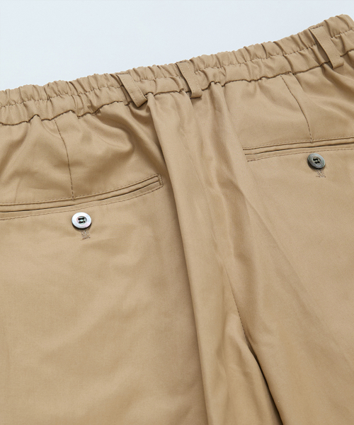 BELLIEF（ベリーフ）の「Gabardine cotton Single Pleat banding chino (Khaki)（その他パンツ・メンズ・その他・MEDIUM/LARGE/X-LARGE）」の3枚目の写真