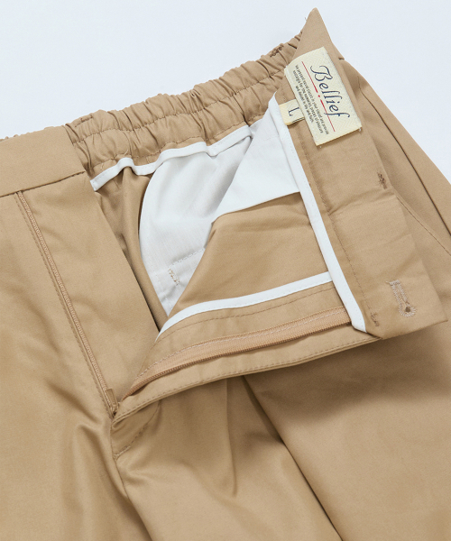 BELLIEF（ベリーフ）の「Gabardine cotton Single Pleat banding chino (Khaki)（その他パンツ・メンズ・その他・MEDIUM/LARGE/X-LARGE）」の5枚目の写真