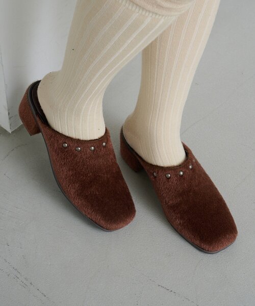 Kastane（カスタネ）の「ハラコラウンドスタッズミュール（サンダル・レディース・ブラウン/キャメル・38/37/36）」の2枚目の写真