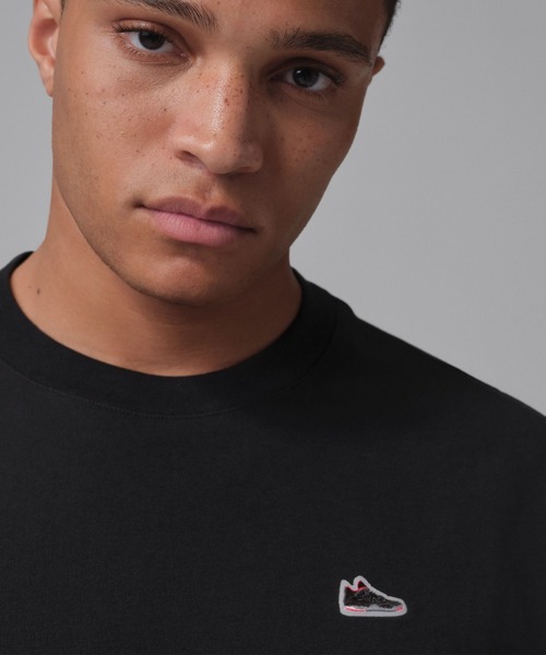 JORDAN BRAND(ジョーダンブランド)の「JORDAN BRAND SNEAKER PATCH SS CREW T-SHIRT / ジョーダン ブランド スニーカー パッチ S/S クルー T-シャツ / NIKE【SP】(Tシャツ/カットソー・メンズ・ブラック/ホワイト・M/S/XXL/XL/L)」の3枚目の写真