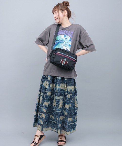 チチカカ（チチカカ）の「カラフルソンクラーンプリントＴシャツ【ユニセックス】（Tシャツ/カットソー・メンズ・カラフル/チャコールグレー・LARGE/MEDIUM）」の5枚目の写真