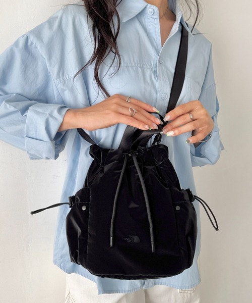 THE NORTH FACE(ザノースフェイス)の「THE NORTH FACE(ザ・ノースフェイス)/軽量 巾着バッグ バケットバッグ ミニショルダーバッグ/BONNEY BUCKET BAG MINI(ショルダーバッグ・レディース・クリーム/ブラック/グレー/ブラック系その他・FREE)」の2枚目の写真