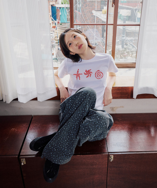 ITZAVIBE(イッザバイブ)の「DOODLE SLIM T SHIRT - WHITE(Tシャツ/カットソー・レディース・その他・ONE SIZE)」の2枚目の写真