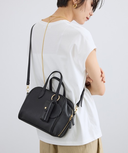 SALON adam et rope'（サロン アダム エ ロペ）の「【W S（ドゥーブル）】チャーム付きナチュラルレザー2WAYキューブバッグ（ショルダーバッグ・レディース・ブラック/ベージュ・FREE）」の2枚目の写真