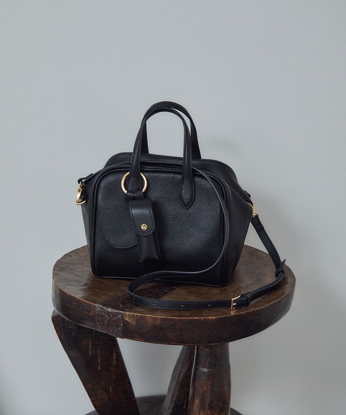 SALON adam et rope'（サロン アダム エ ロペ）の「【W S（ドゥーブル）】チャーム付きナチュラルレザー2WAYキューブバッグ（ショルダーバッグ・レディース・ブラック/ベージュ・FREE）」の3枚目の写真