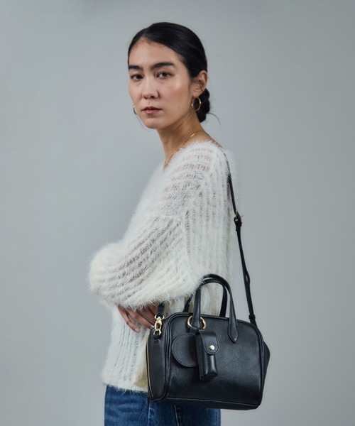 SALON adam et rope'（サロン アダム エ ロペ）の「【W S（ドゥーブル）】チャーム付きナチュラルレザー2WAYキューブバッグ（ショルダーバッグ・レディース・ブラック/ベージュ・FREE）」の4枚目の写真