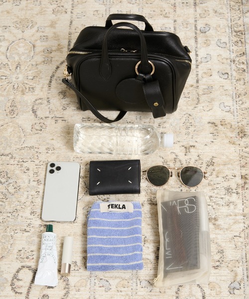 SALON adam et rope'（サロン アダム エ ロペ）の「【W S（ドゥーブル）】チャーム付きナチュラルレザー2WAYキューブバッグ（ショルダーバッグ・レディース・ブラック/ベージュ・FREE）」の7枚目の写真