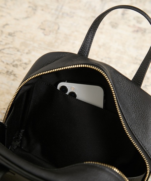 SALON adam et rope'（サロン アダム エ ロペ）の「【W S（ドゥーブル）】チャーム付きナチュラルレザー2WAYキューブバッグ（ショルダーバッグ・レディース・ブラック/ベージュ・FREE）」の8枚目の写真