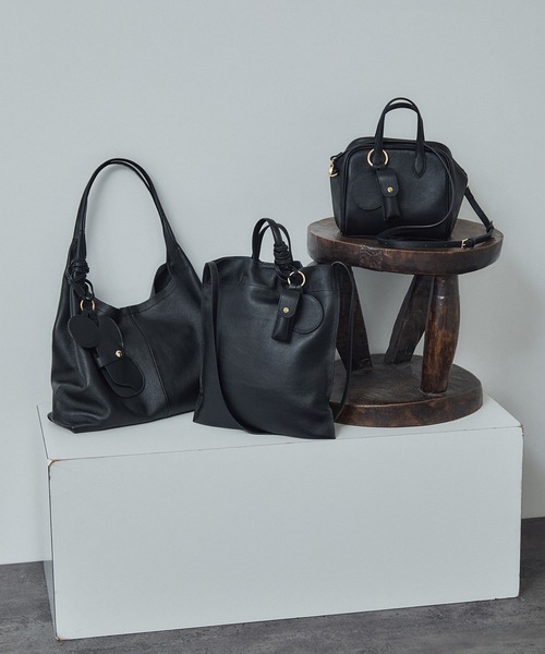 SALON adam et rope'（サロン アダム エ ロペ）の「【W S（ドゥーブル）】チャーム付きナチュラルレザー2WAYキューブバッグ（ショルダーバッグ・レディース・ブラック/ベージュ・FREE）」の10枚目の写真