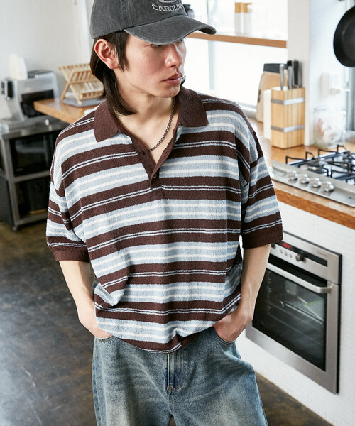 PUBLUX（パブリュクス）の「PUBLUX/パブリュクス LOVE POP STUDIO　ボーダー ニット ポロシャツ　限定展開（ポロシャツ・メンズ・ブラウン/ネイビー・LARGE/MEDIUM/SMALL）」の4枚目の写真