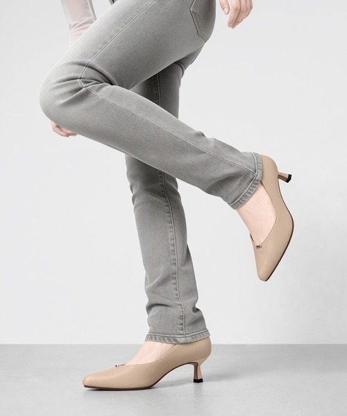 MAMIAN（マミアン）の「メタルパーツ Vカットパンプス (4.5cmヒール)（パンプス・レディース・ブラック/ブルー/ベージュ・22.5cm/23.0cm/23.5cm/24.0cm/24.5cm/25.0cm）」の3枚目の写真