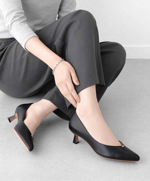 MAMIAN（マミアン）の「メタルパーツ Vカットパンプス (4.5cmヒール)（パンプス・レディース・ブラック/ブルー/ベージュ・22.5cm/23.0cm/23.5cm/24.0cm/24.5cm/25.0cm）」の2枚目の写真