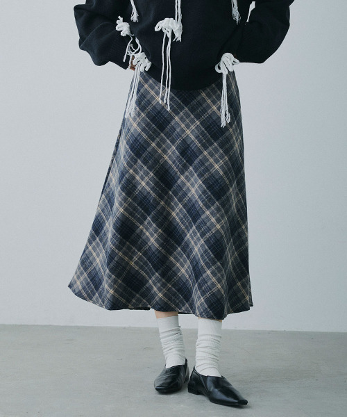 Mirette(ミレット)の「クラシックチェック フレアミモレ丈スカート / Classic Plaid Flare Midi Skirt(スカート・レディース・ネイビー/ブラウン・MEDIUM/SMALL)」の2枚目の写真