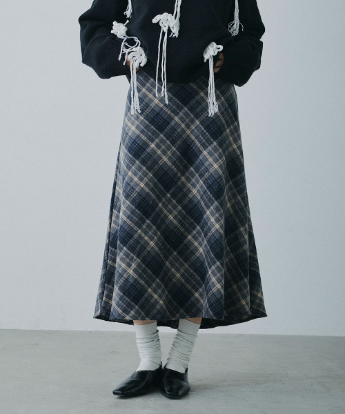 Mirette(ミレット)の「クラシックチェック フレアミモレ丈スカート / Classic Plaid Flare Midi Skirt(スカート・レディース・ネイビー/ブラウン・MEDIUM/SMALL)」の5枚目の写真