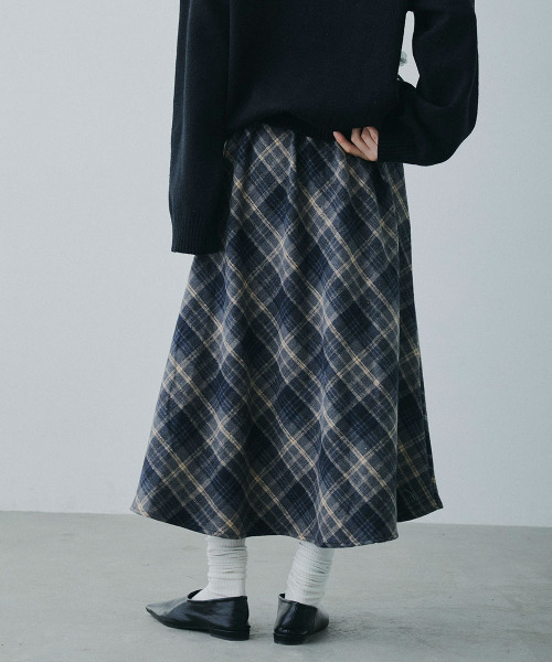 Mirette(ミレット)の「クラシックチェック フレアミモレ丈スカート / Classic Plaid Flare Midi Skirt(スカート・レディース・ネイビー/ブラウン・MEDIUM/SMALL)」の6枚目の写真
