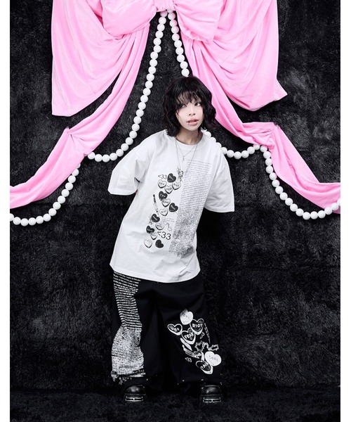 AVENCHUMU(アバンチュウム)の「Full of illustration T-shirt(Tシャツ/カットソー・レディース・ブラック/ホワイト/ピンク・FREE)」の4枚目の写真