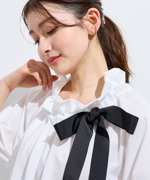 Rose Tiara（ローズティアラ）の「【接触冷感】ギャザーリボンブラウス（シャツ/ブラウス・レディース・オフホワイト/ブルー/ブラック・38/42/46）」の17枚目の写真