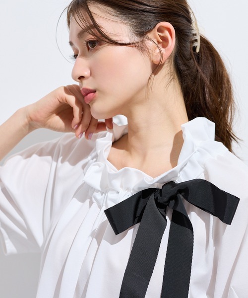 Rose Tiara（ローズティアラ）の「【接触冷感】ギャザーリボンブラウス（シャツ/ブラウス・レディース・オフホワイト/ブルー/ブラック・38/42/46）」の18枚目の写真