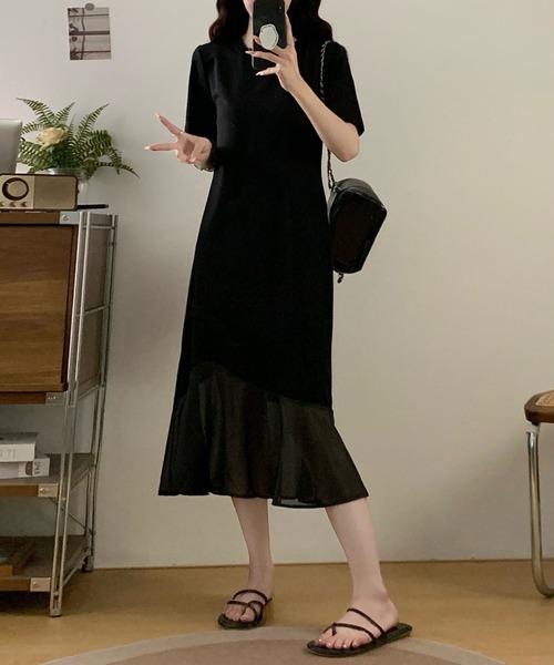 AMAJI(アマジ)の「ラウンドネック 半袖 ストレートシルエット シアー切替 ミモレ丈 ワンピース(ワンピース・レディース・ブラック・X-LARGE/LARGE/MEDIUM/SMALL)」の1枚目の写真