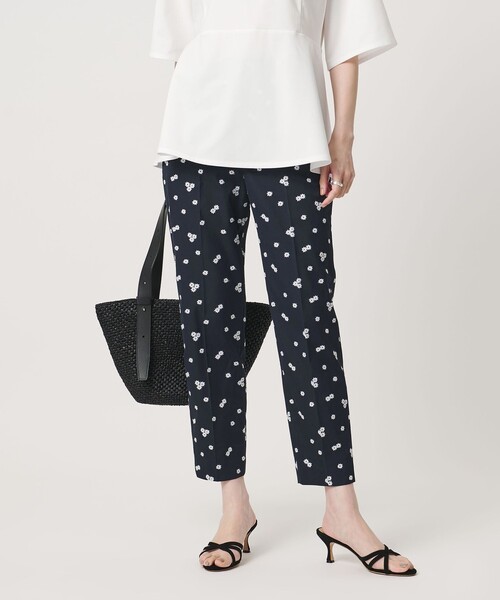 UNITED ARROWS(ユナイテッドアローズ)の「エンブロイダリー フラワー スリム テーパードパンツ ‐ウォッシャブル‐(スラックス・レディース・ネイビー/ベージュ/オフホワイト・40/36/34/38)」の3枚目の写真