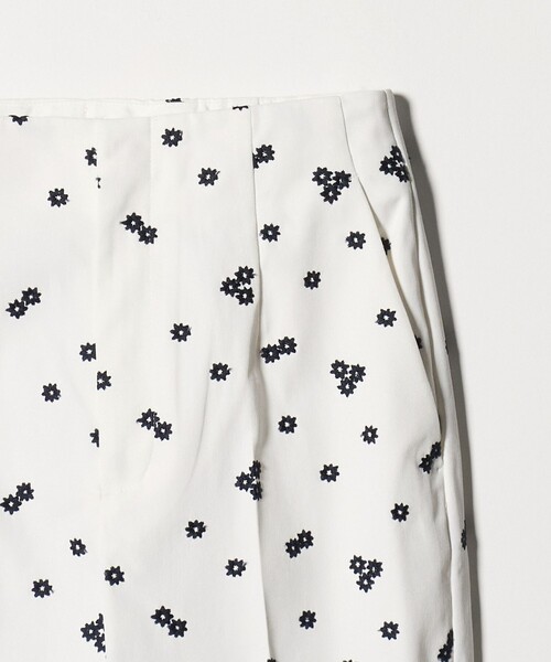 UNITED ARROWS(ユナイテッドアローズ)の「エンブロイダリー フラワー スリム テーパードパンツ ‐ウォッシャブル‐(スラックス・レディース・ネイビー/ベージュ/オフホワイト・40/36/34/38)」の14枚目の写真
