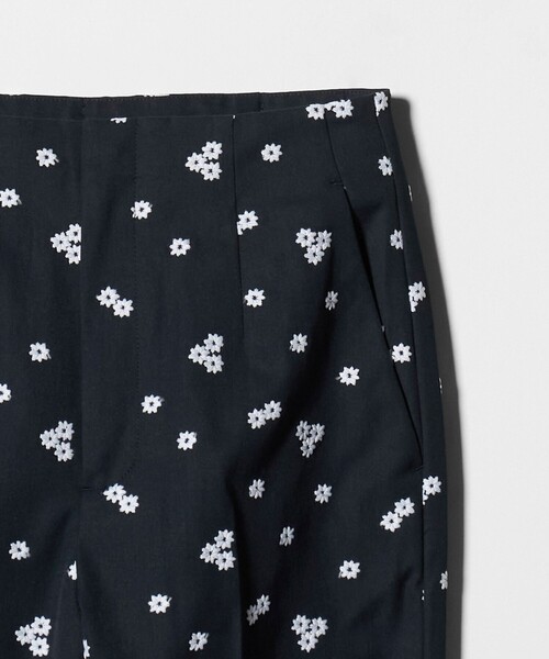 UNITED ARROWS(ユナイテッドアローズ)の「エンブロイダリー フラワー スリム テーパードパンツ ‐ウォッシャブル‐(スラックス・レディース・ネイビー/ベージュ/オフホワイト・40/36/34/38)」の18枚目の写真
