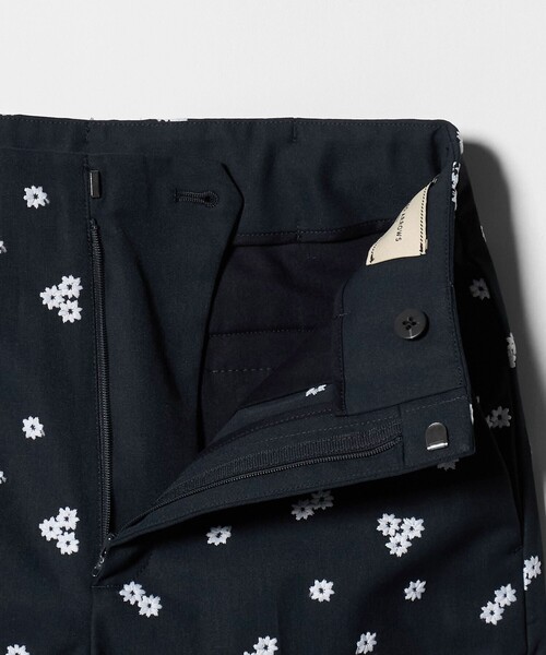 UNITED ARROWS(ユナイテッドアローズ)の「エンブロイダリー フラワー スリム テーパードパンツ ‐ウォッシャブル‐(スラックス・レディース・ネイビー/ベージュ/オフホワイト・40/36/34/38)」の19枚目の写真