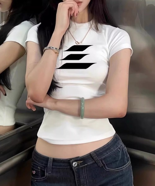 lilful(リルフル)の「【26年春夏新作】グラフィックロゴコンパクト半袖Tシャツ(Tシャツ/カットソー・レディース・ホワイト/ブラック・M/S)」の3枚目の写真