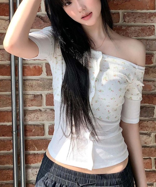 HALEY PESCA(ヘーリーペスカ)の「HALEY PESCA/パッチワーク 花柄オフショルダーTシャツ(Tシャツ/カットソー・レディース・ホワイト・LARGE/SMALL/MEDIUM)」の1枚目の写真