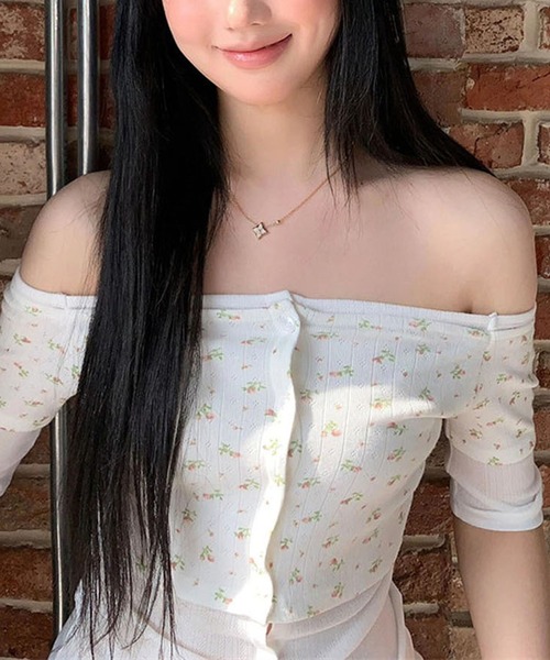 HALEY PESCA(ヘーリーペスカ)の「HALEY PESCA/パッチワーク 花柄オフショルダーTシャツ(Tシャツ/カットソー・レディース・ホワイト・LARGE/SMALL/MEDIUM)」の3枚目の写真