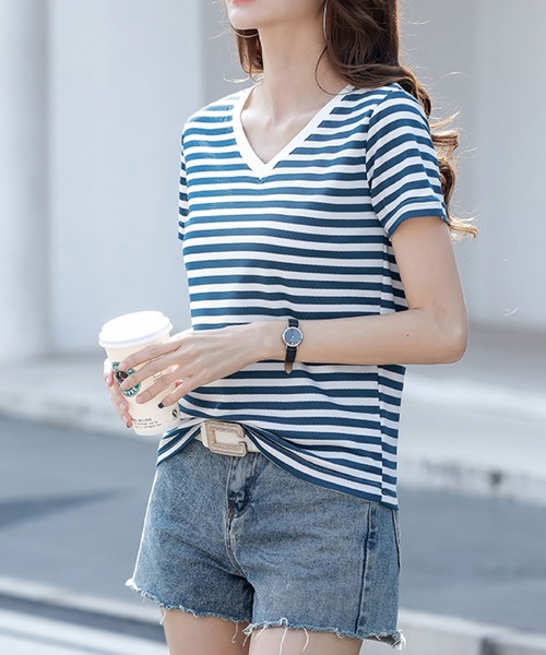 2ly2（トゥーリートゥー）の「VネックボーダーTシャツ レディース 半袖 ゆったり カットソー（Tシャツ/カットソー・レディース・ブラック/ベージュ/ブルー・FREE）」の7枚目の写真