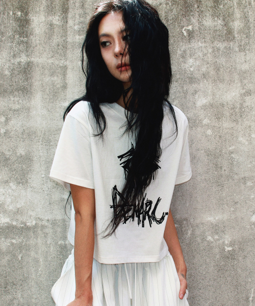 DEMARC(ドゥマーク)の「eerie logo text crop short sleeve tee White(Tシャツ/カットソー・レディース・ホワイト・MEDIUM/LARGE)」の2枚目の写真