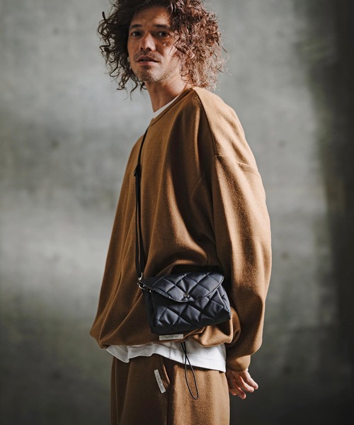 GLIMCLAP（グリムクラップ）の「mko13732-Diamond-Quilted Mini Multi-Pocket Bag フラップミニバッグ(211-029-gla-cg)（ショルダーバッグ・メンズ・ブラック・FREE）」の4枚目の写真
