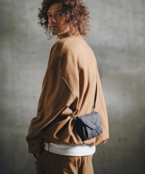 GLIMCLAP（グリムクラップ）の「mko13732-Diamond-Quilted Mini Multi-Pocket Bag フラップミニバッグ(211-029-gla-cg)（ショルダーバッグ・メンズ・ブラック・FREE）」の5枚目の写真
