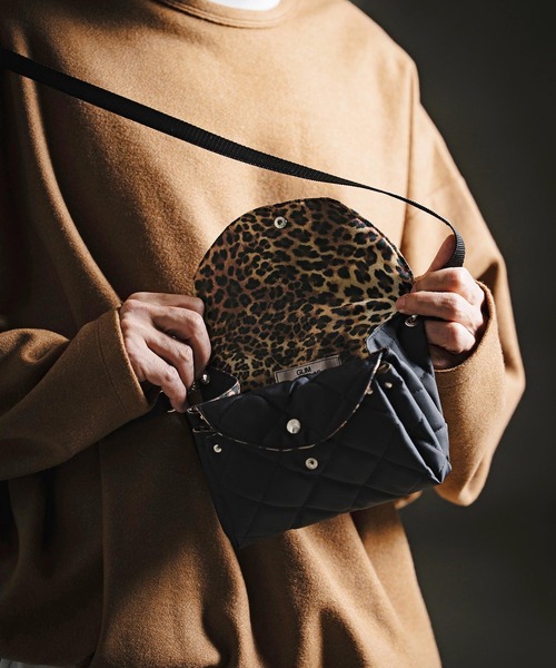 GLIMCLAP（グリムクラップ）の「mko13732-Diamond-Quilted Mini Multi-Pocket Bag フラップミニバッグ(211-029-gla-cg)（ショルダーバッグ・メンズ・ブラック・FREE）」の6枚目の写真