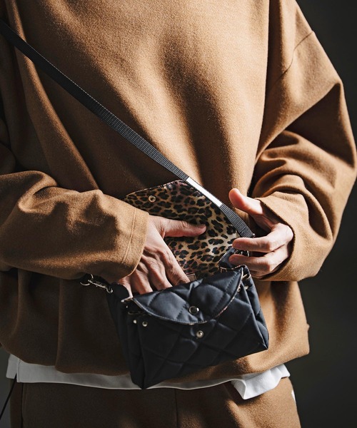 GLIMCLAP（グリムクラップ）の「mko13732-Diamond-Quilted Mini Multi-Pocket Bag フラップミニバッグ(211-029-gla-cg)（ショルダーバッグ・メンズ・ブラック・FREE）」の7枚目の写真