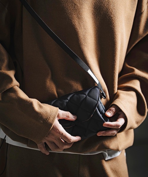 GLIMCLAP（グリムクラップ）の「mko13732-Diamond-Quilted Mini Multi-Pocket Bag フラップミニバッグ(211-029-gla-cg)（ショルダーバッグ・メンズ・ブラック・FREE）」の8枚目の写真